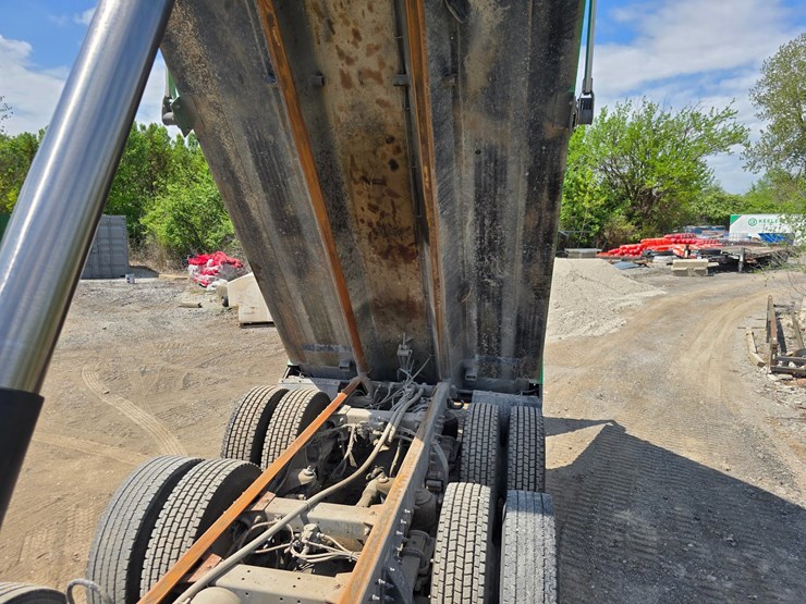 2017-peterbilt-348-image-125