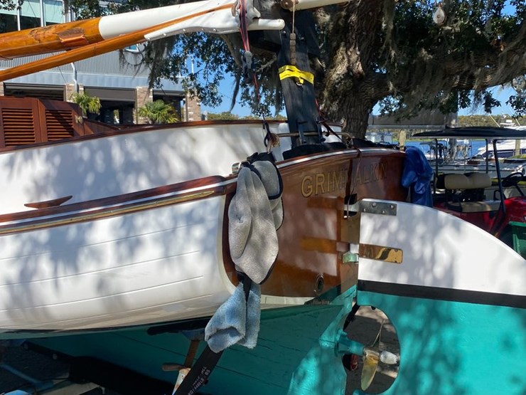 #9545-•-grimmalkin-–-18'-fenwick-williams-classic-wooden-catboat-w/-trailer-image-15