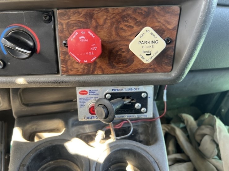 2002-kenworth-w900-image-33