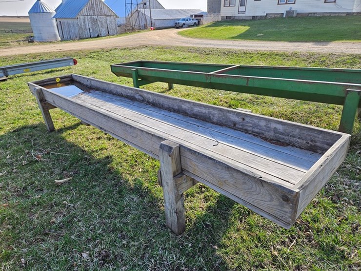 #548-•-16'-wooden-feed-bunk-image-5
