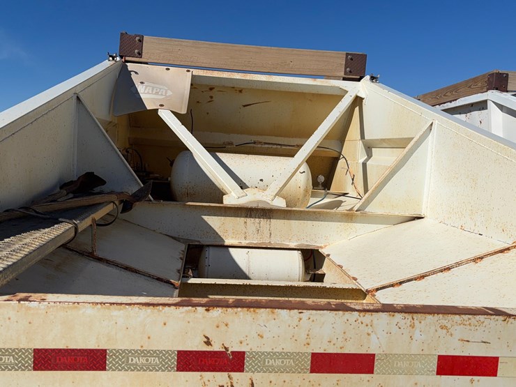 2011-dakota-gravel-trailer-image-16