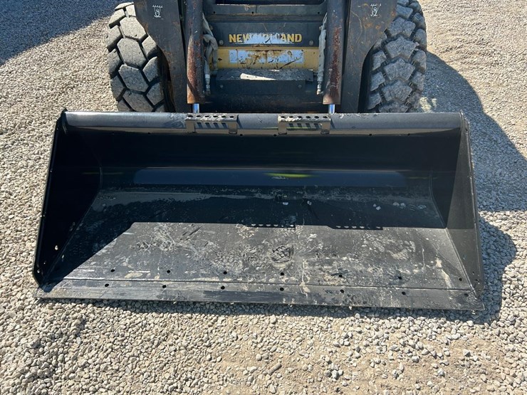 new-holland-l230-image-9