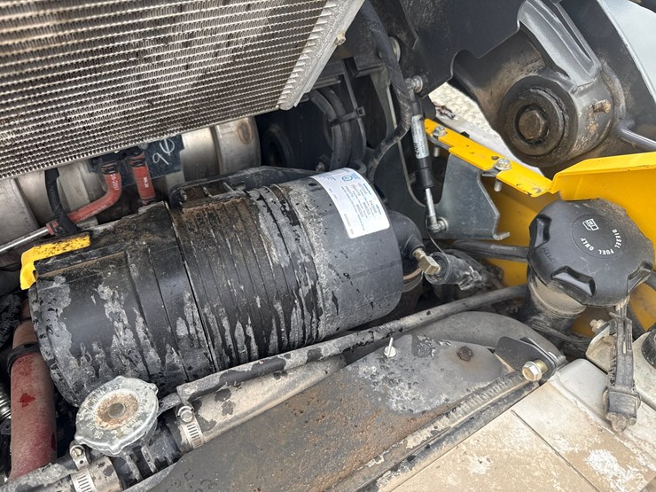 new-holland-l320-image-24