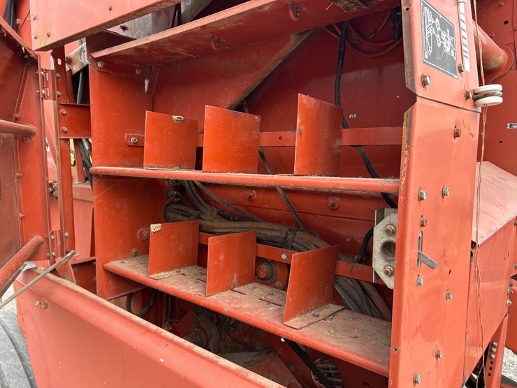 hesston-856a-image-11