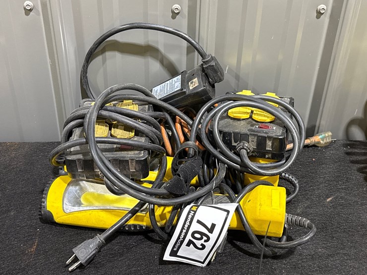 #762-•-group-of-lights-and-electrical-outlets-image-1