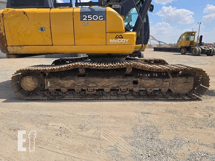 2018-deere-250g-lc-image-35