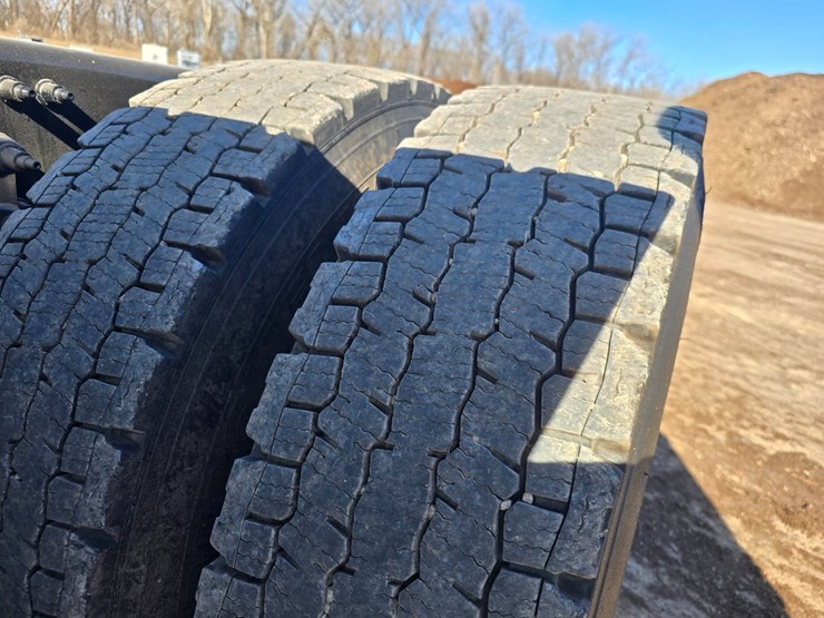 2019-peterbilt-567-image-82