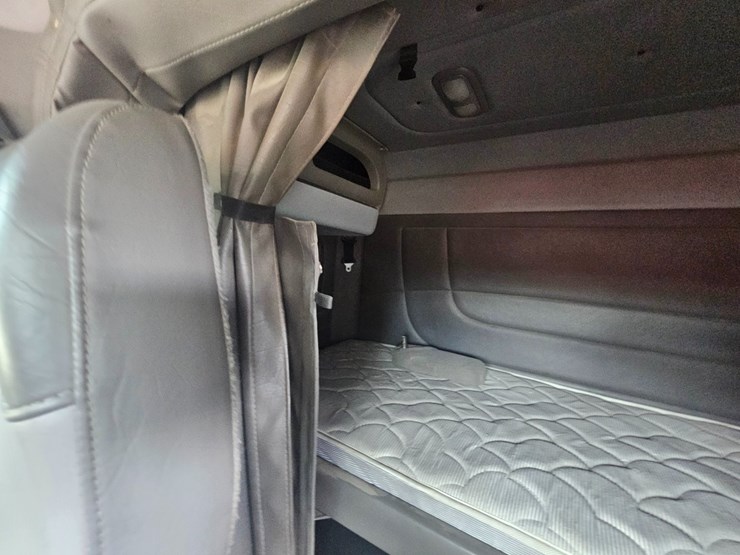 2012-peterbilt-384-image-95