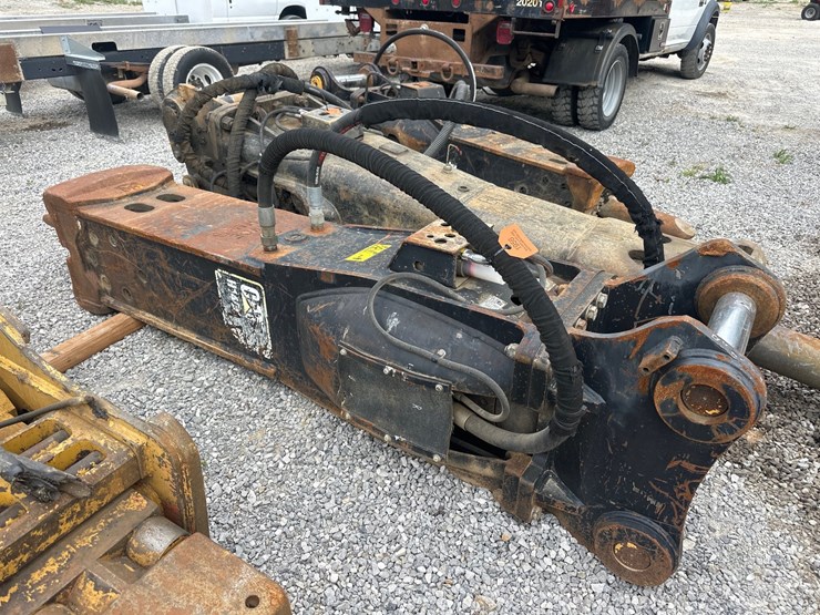 caterpillar-330-image-1