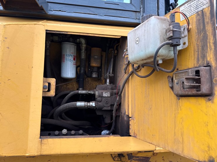 2005-deere-700j-xlt-image-16