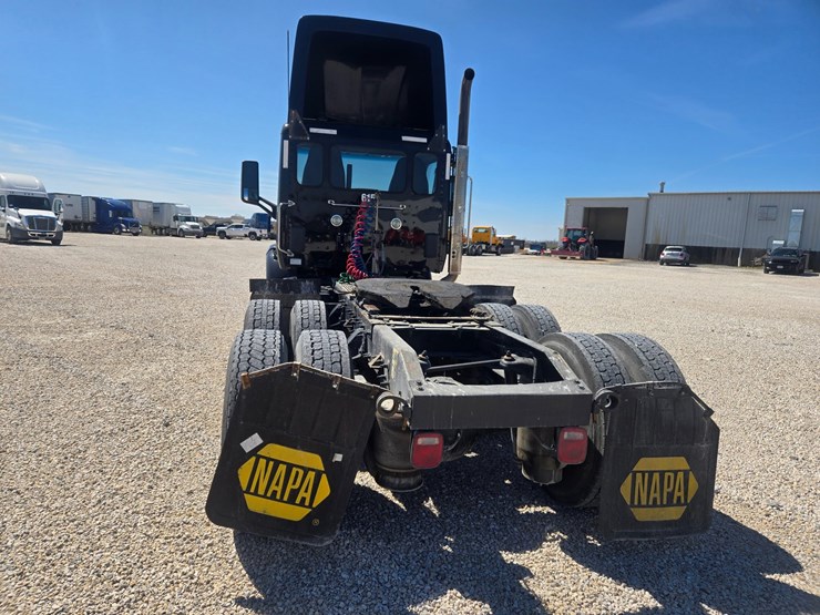 2016-peterbilt-579-image-12