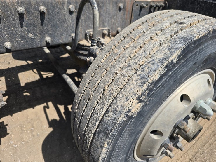 2017-peterbilt-348-image-75