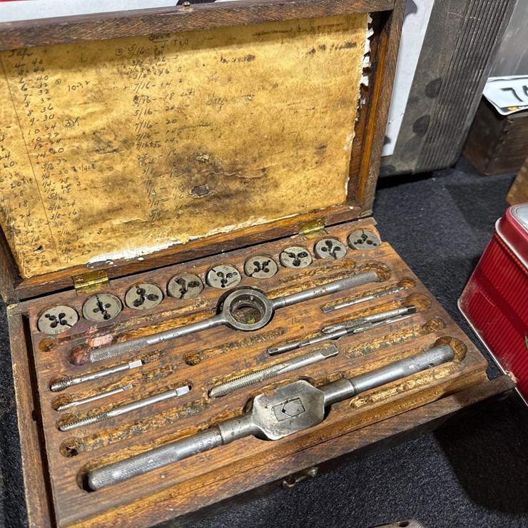 #736 • SET OF TAP AND DIES