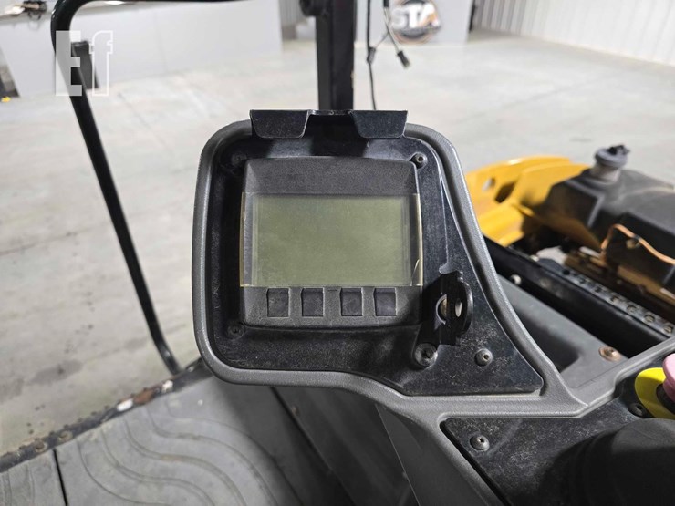 2017-caterpillar-cb10-image-17