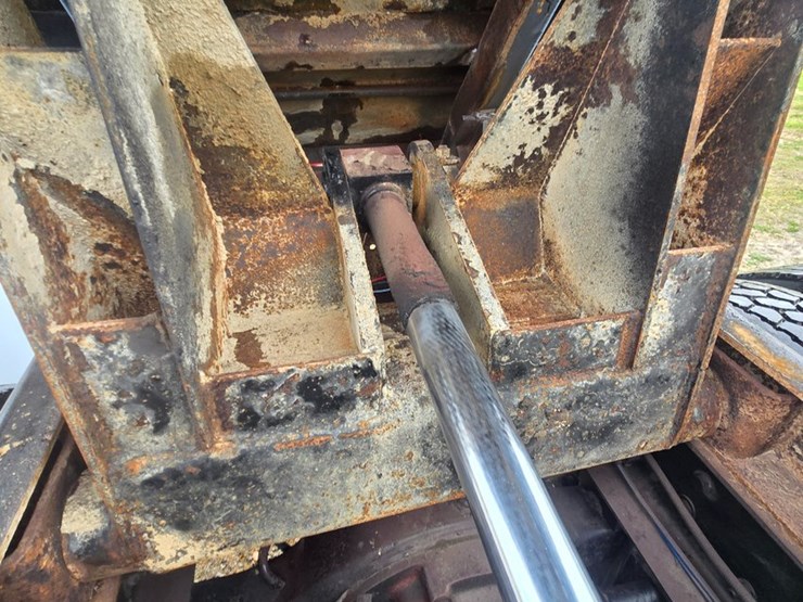 2012-freightliner-m2-106-image-53