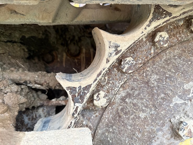 2005-deere-700j-xlt-image-58