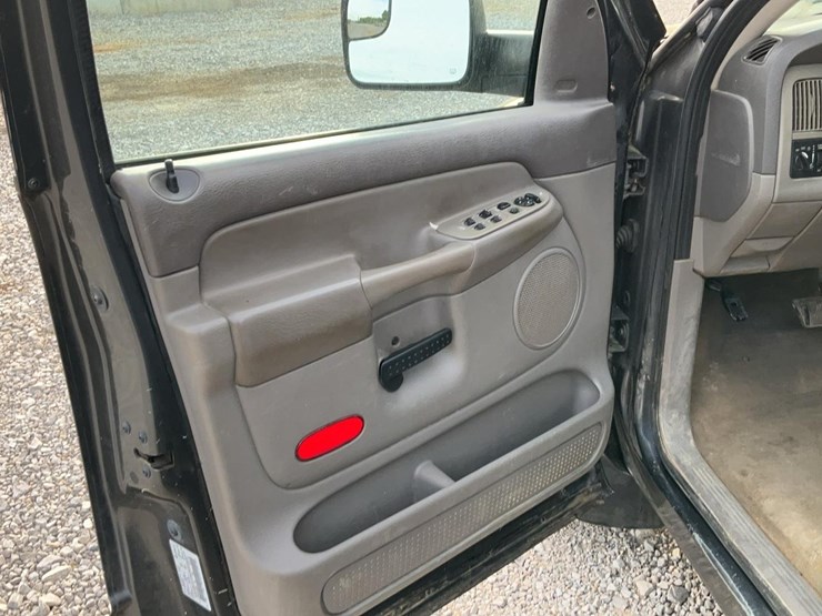 2004-dodge-2500-image-11