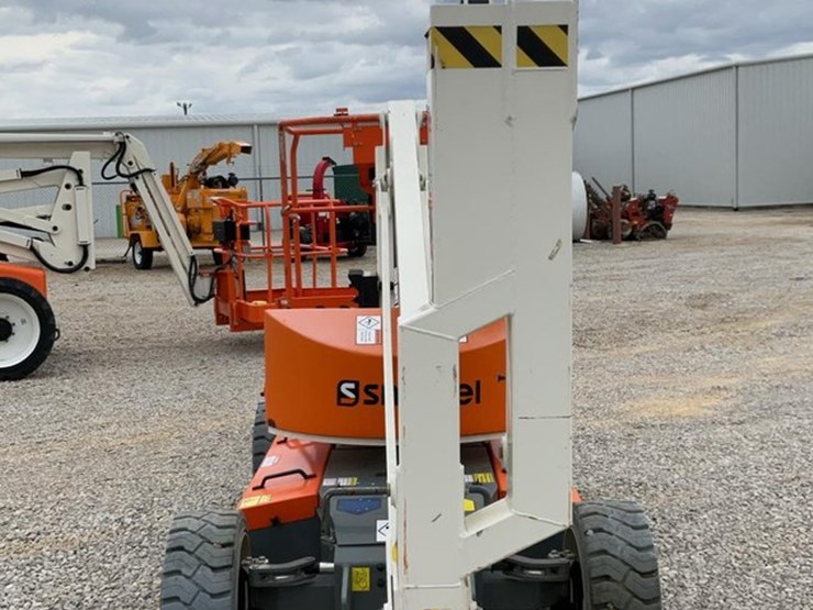 #310-•-2019-snorkel-38'-articulating-lift-image-3