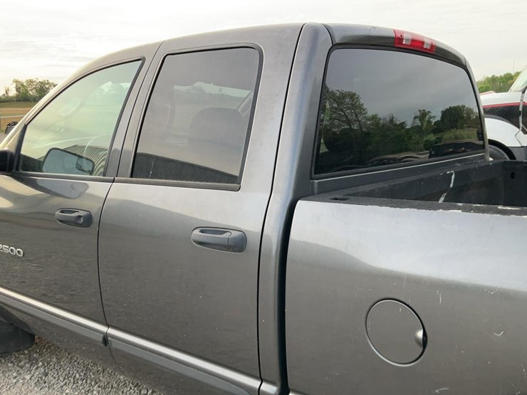 2004-dodge-2500-image-36