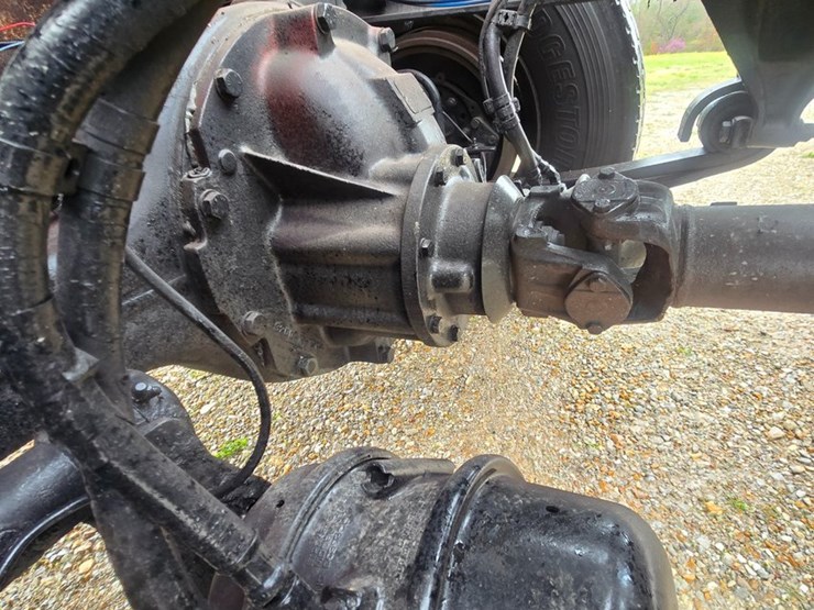 2012-freightliner-m2-106-image-96