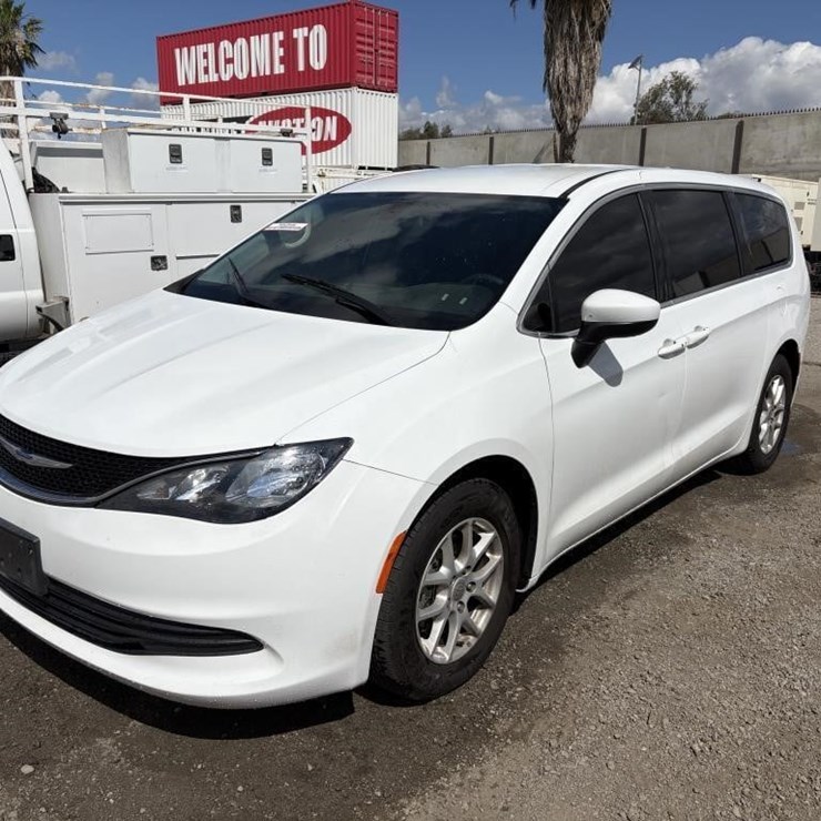 2020 CHRYSLER VOYAGER