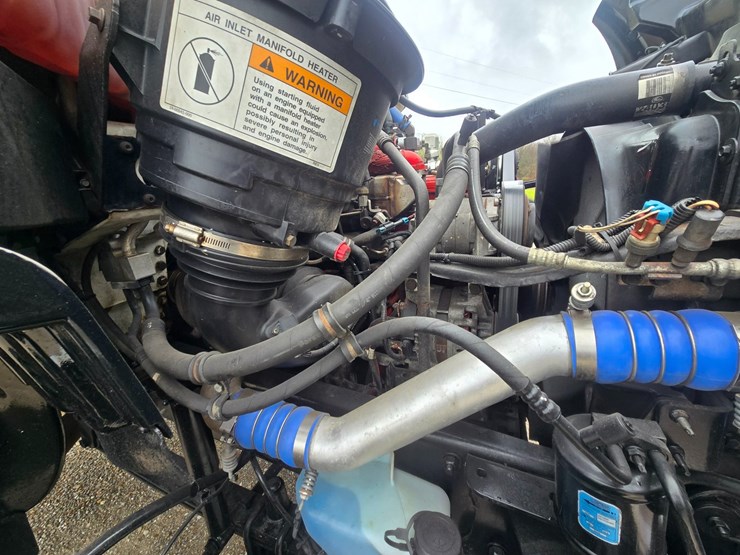 2012-freightliner-m2-106-image-44