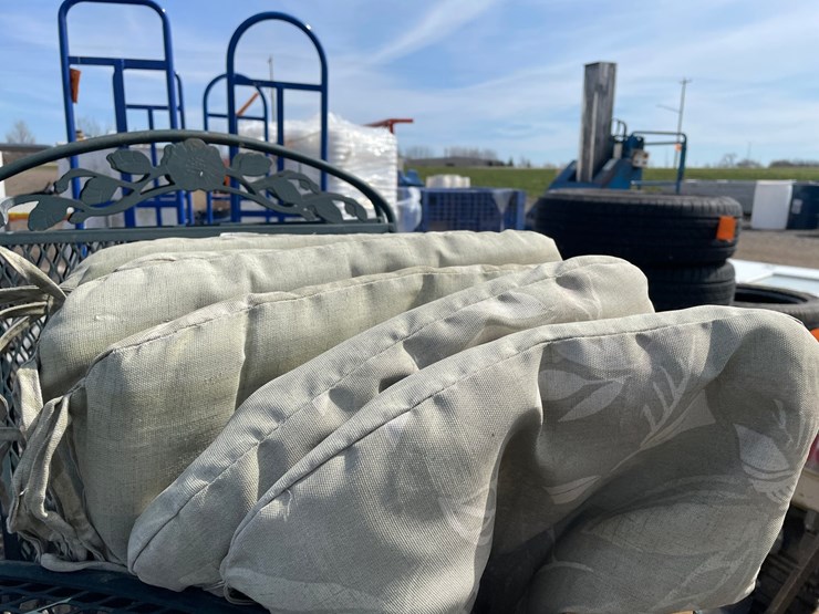 #3457-•-metal-patio-table-and-chairs-image-3