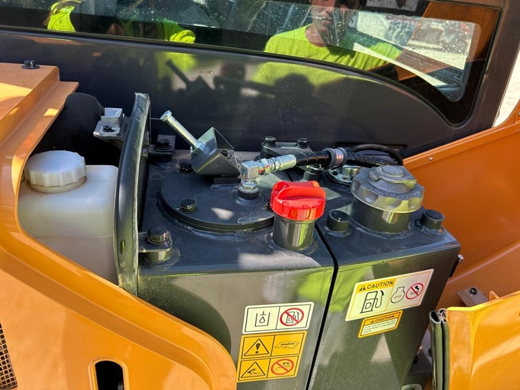 2023-case-cx37c-image-14