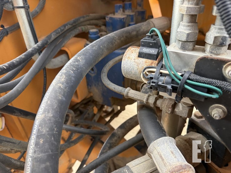 2010-case-721e-image-12