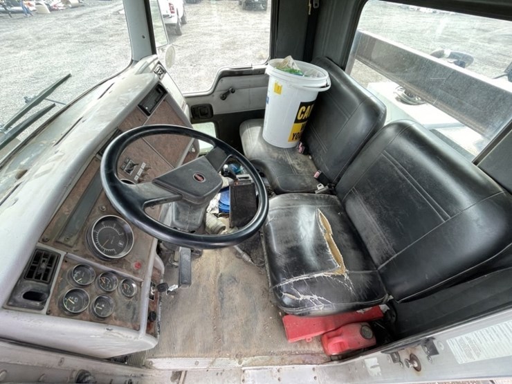 2004-kenworth-t300-image-24