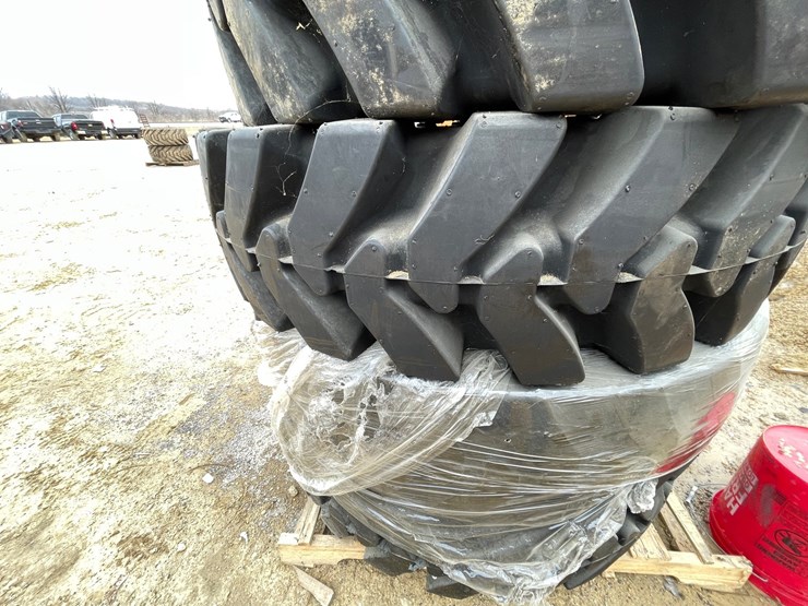 #7538-•-set-of-(4)-new-maximizer-brand-airless-telehandler-tires-on-rims-image-18
