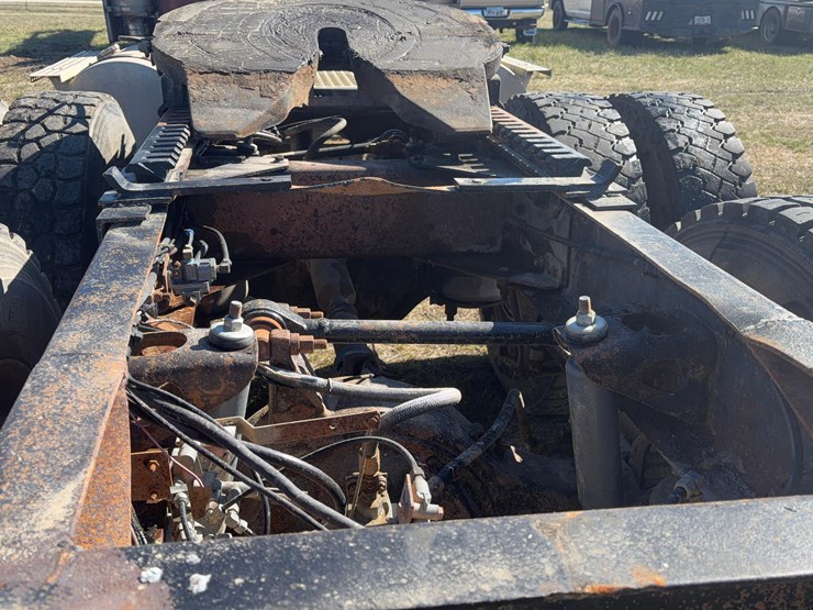 1986-peterbilt-359-day-cab-image-25