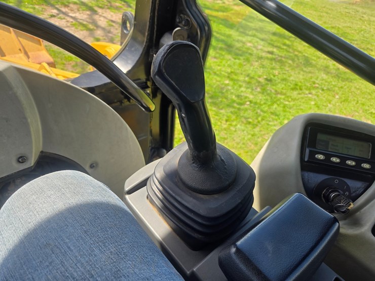 2014-caterpillar-953d-image-54