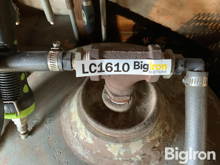 sanborn-30-gal-air-compressor-w/accessories-image-13