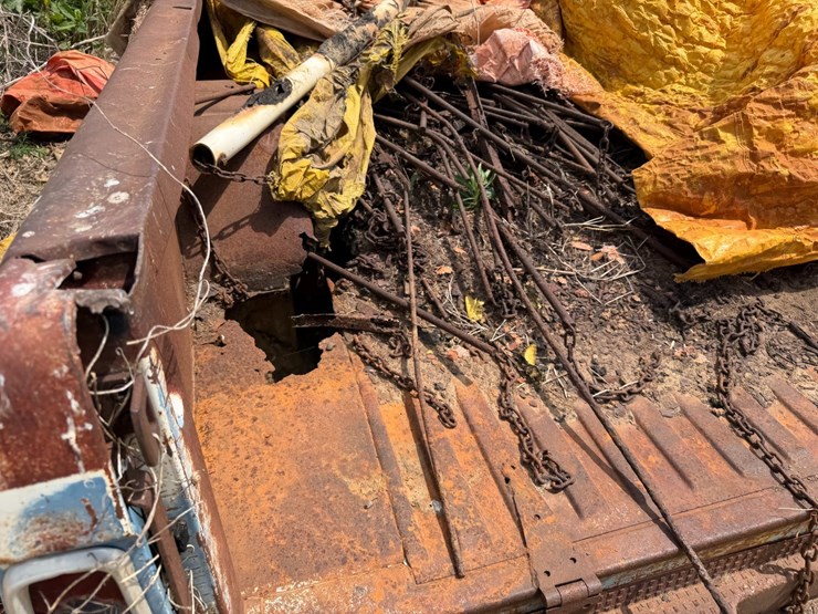 #45266-•-8.5'-bed-trailer-w/levee-spills-image-13