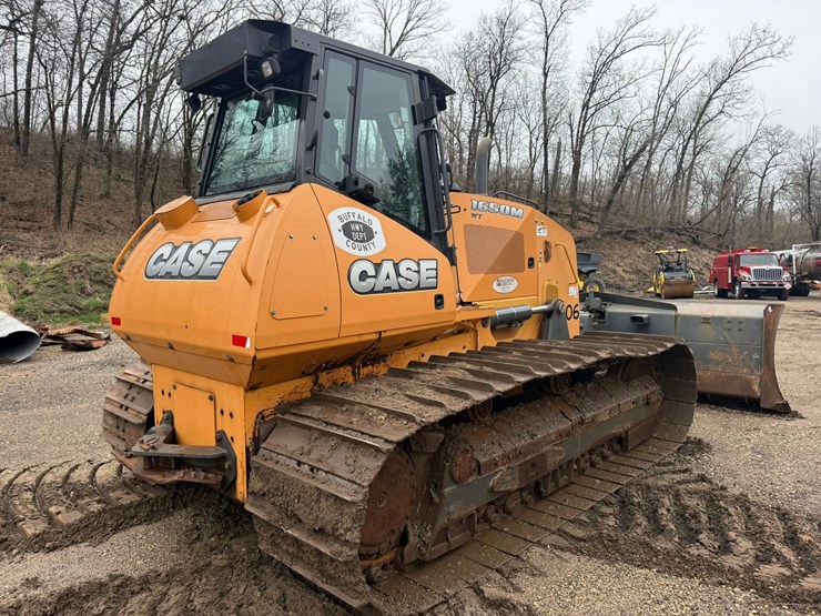 2016-case-1650m-image-5