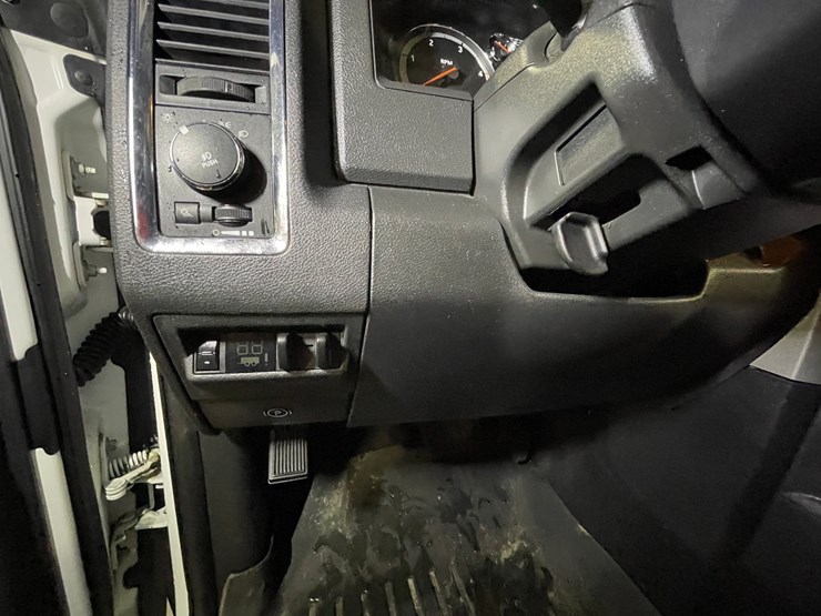 2012-dodge-3500-image-41