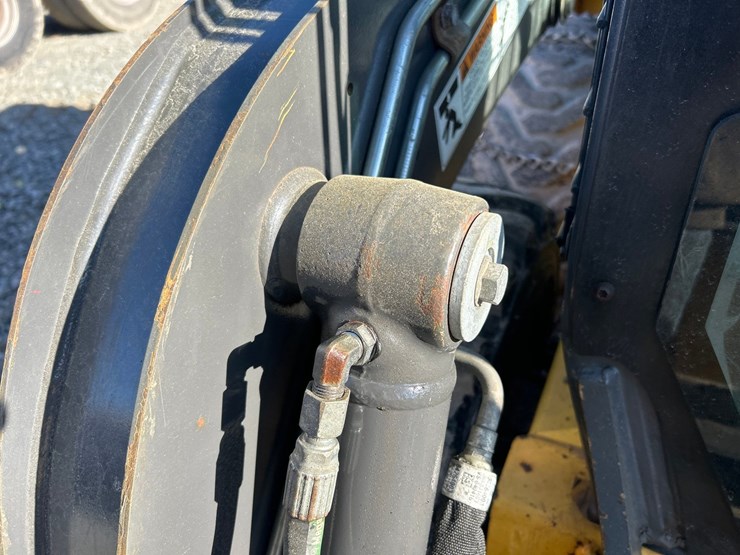 new-holland-l216-image-26