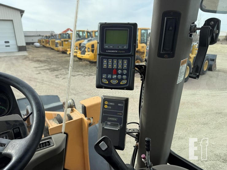 2010-case-721e-image-30