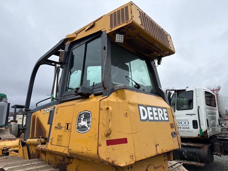 2005-deere-700j-xlt-image-13