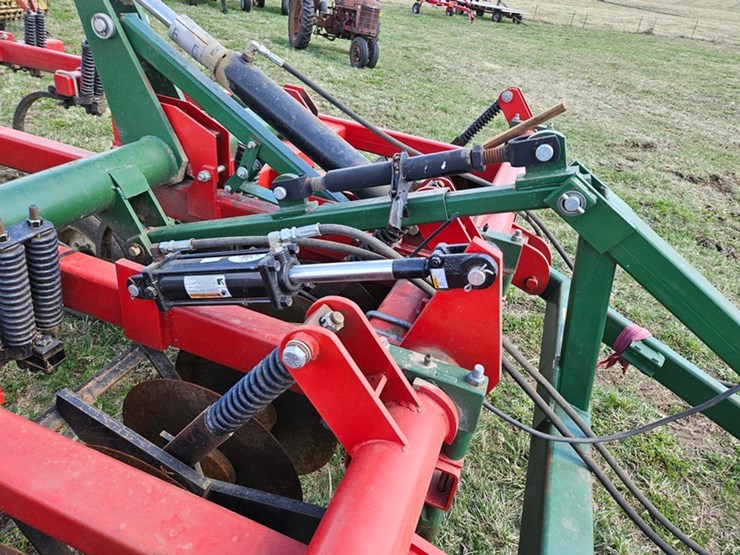 #515-•-brillion-sb-91-9-shank-chisel-plow-image-13