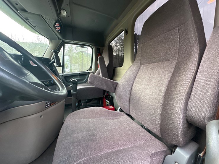 2014-freightliner-cascadia-125-image-8