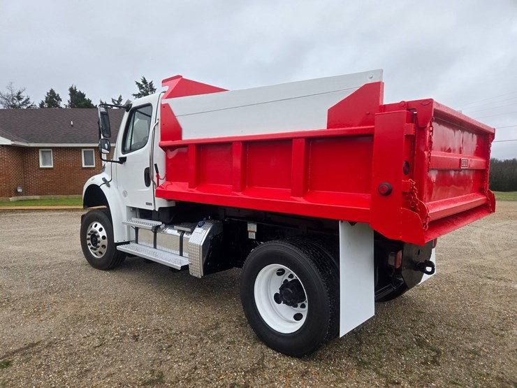 2012-freightliner-m2-106-image-10