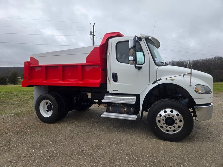 2012-freightliner-m2-106-image-20