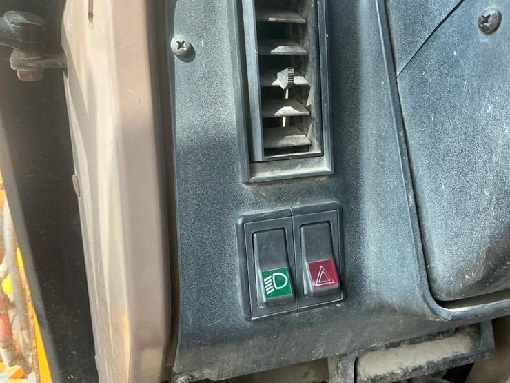 john-deere-310d-image-21