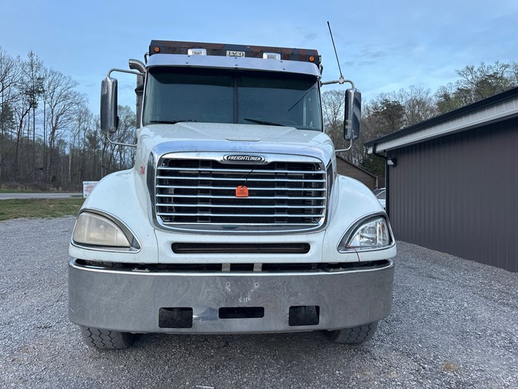 2014-freightliner-columbia-120-image-3