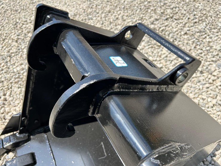 24"-x-change-bucket-for-a-bobcat-excavator-image-9