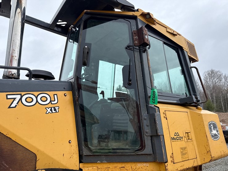 2005-deere-700j-xlt-image-12