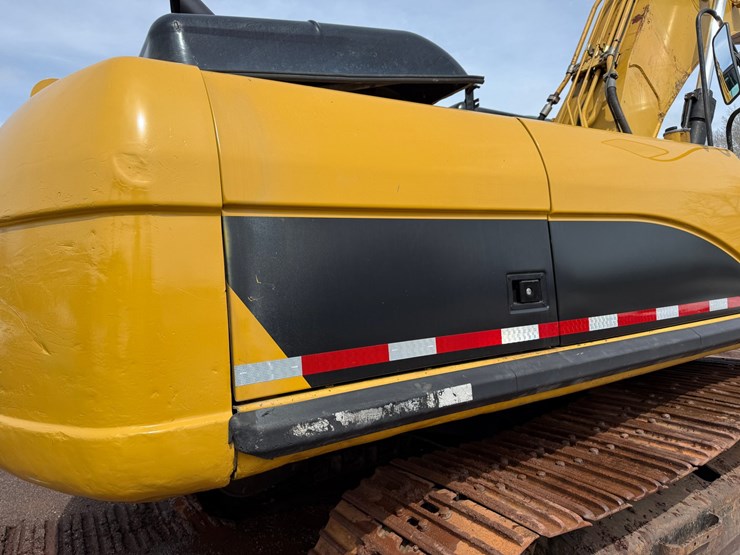 caterpillar-330d-image-38