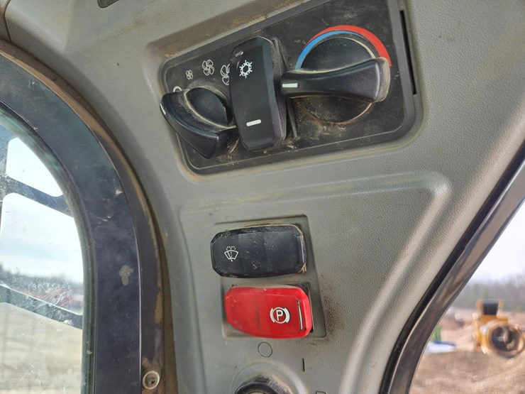 2019-caterpillar-259d3-image-42